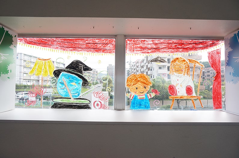 サンマルシェ南館連絡通路のハロウィンの窓ガラスアート