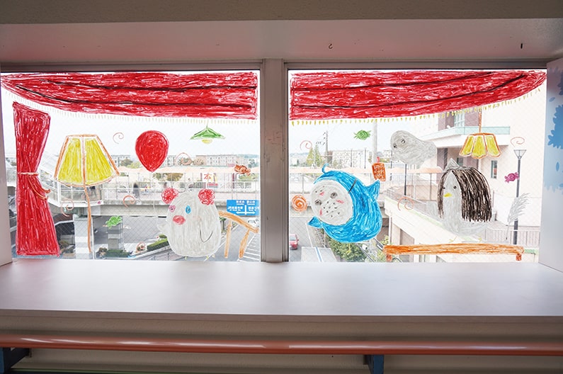 サンマルシェ南館連絡通路のハロウィンの窓ガラスアート